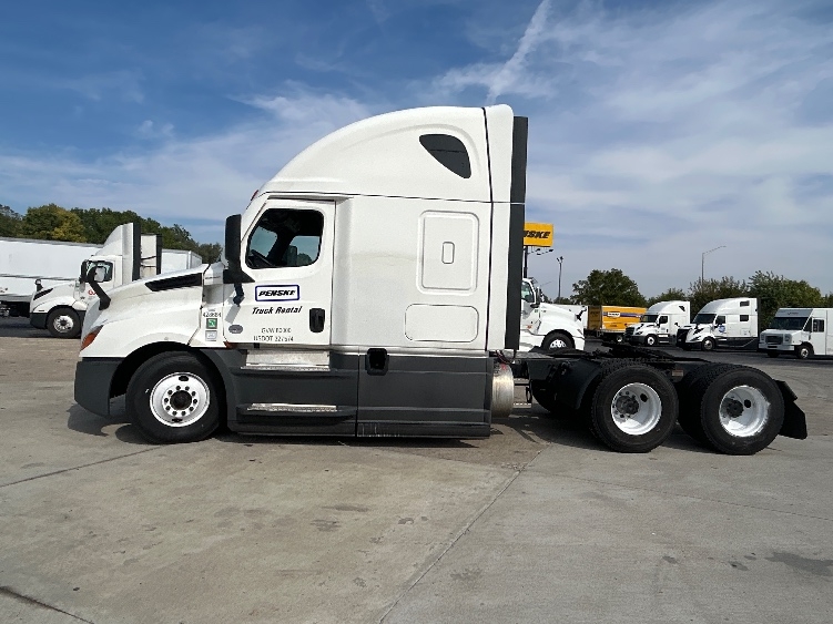 2022 Freightliner Cascadia in Indianapolis, IN — photo 4