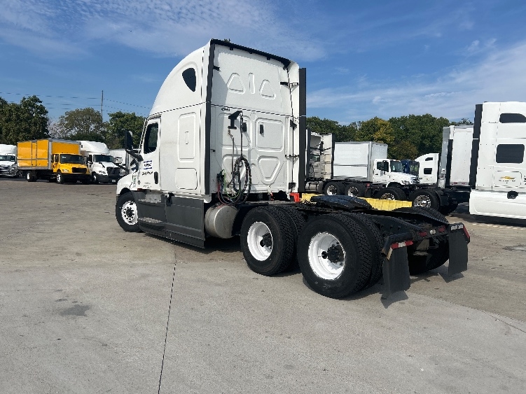 2022 Freightliner Cascadia in Indianapolis, IN — photo 5