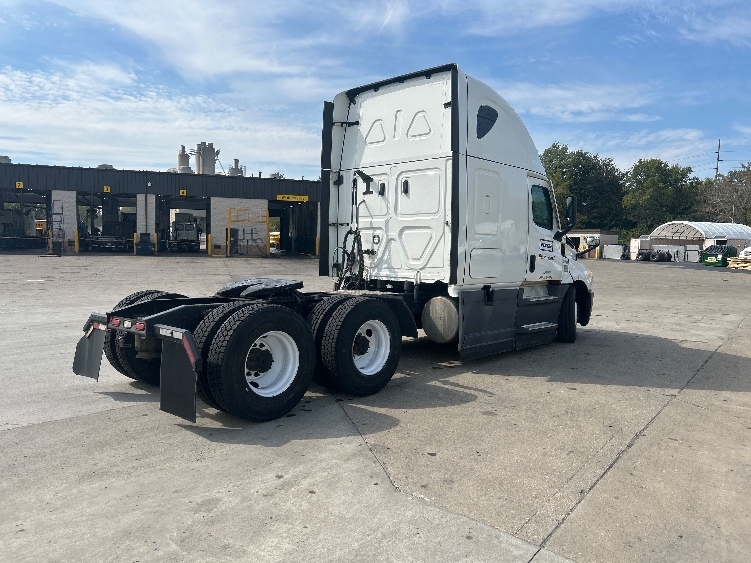2022 Freightliner Cascadia in Indianapolis, IN — photo 7