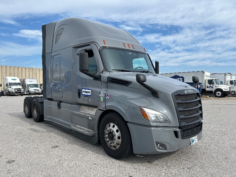 2022 Freightliner Cascadia in Earth City, MO