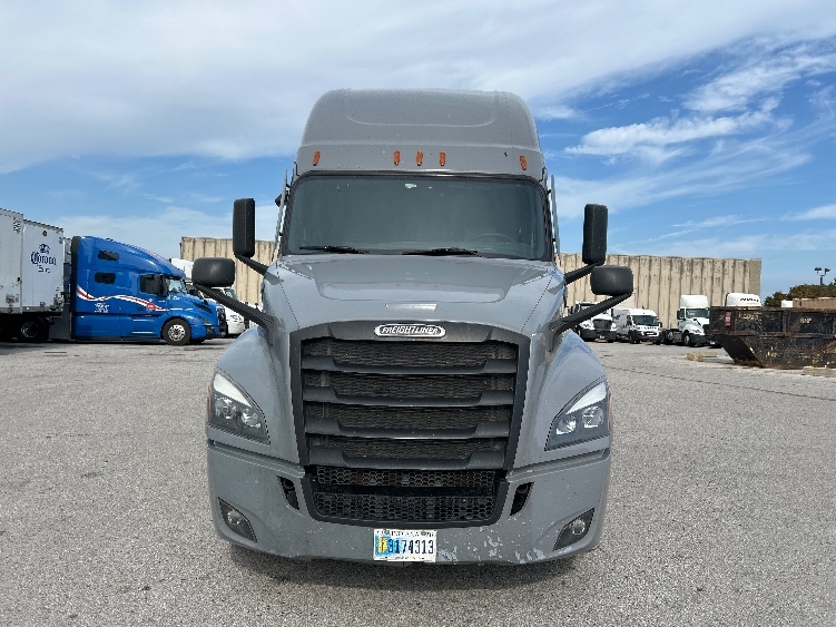 2022 Freightliner Cascadia in Earth City, MO — photo 2