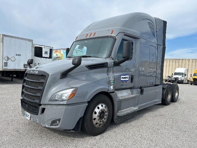 2022 Freightliner Cascadia in Earth City, MO — photo 3