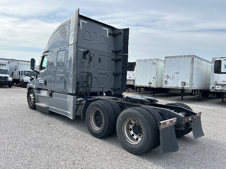 2022 Freightliner Cascadia in Earth City, MO — photo 5