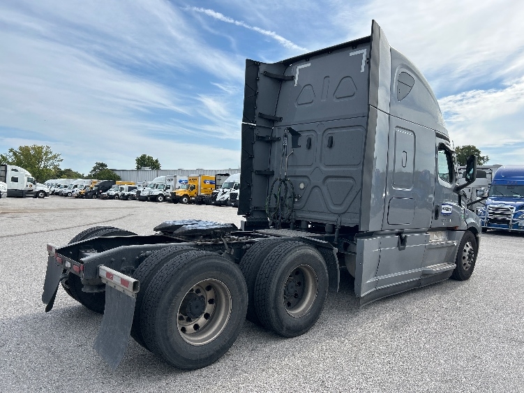 2022 Freightliner Cascadia in Earth City, MO — photo 7
