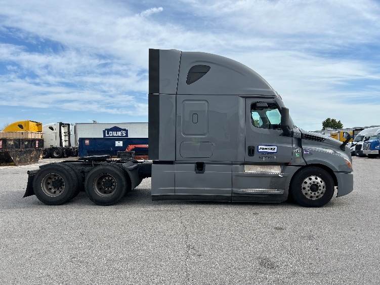 2022 Freightliner Cascadia in Earth City, MO — photo 8