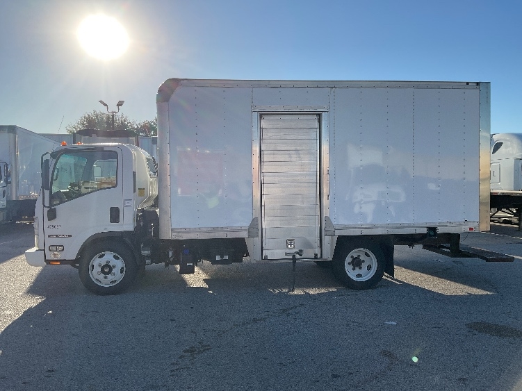 2022 Isuzu NRR in Moberly, MO — photo 4