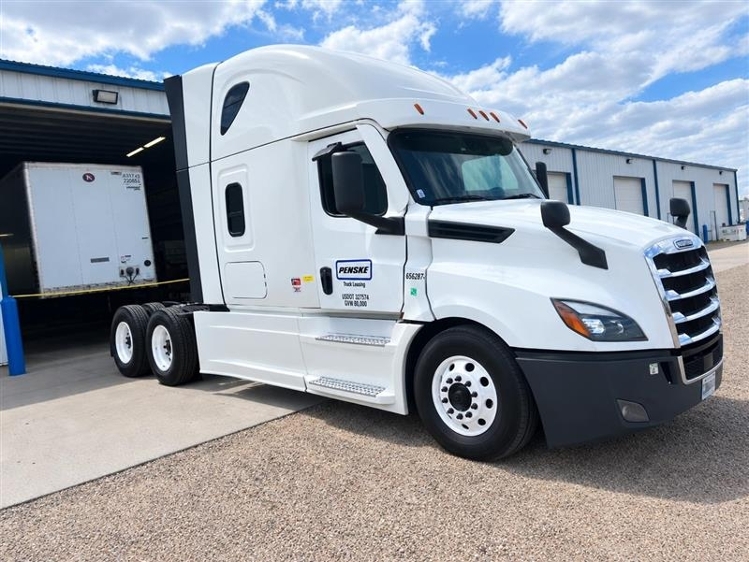 2022 Freightliner Cascadia in Eagan, MN