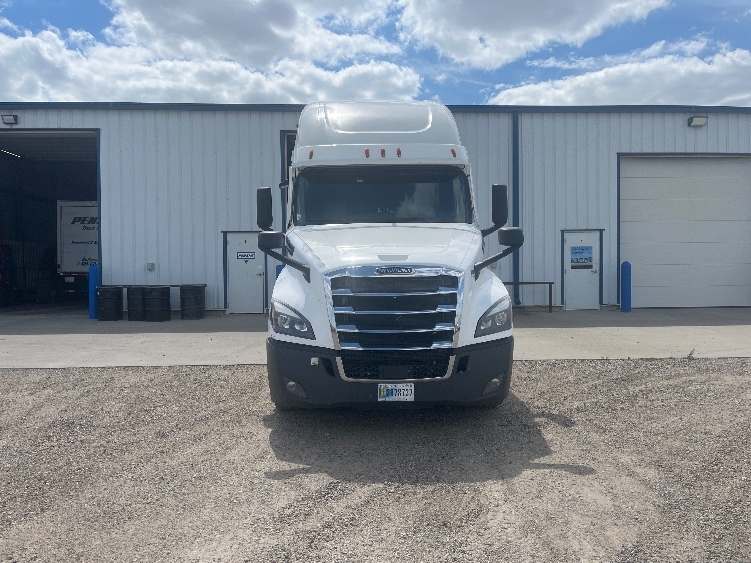 2022 Freightliner Cascadia in Eagan, MN — photo 2