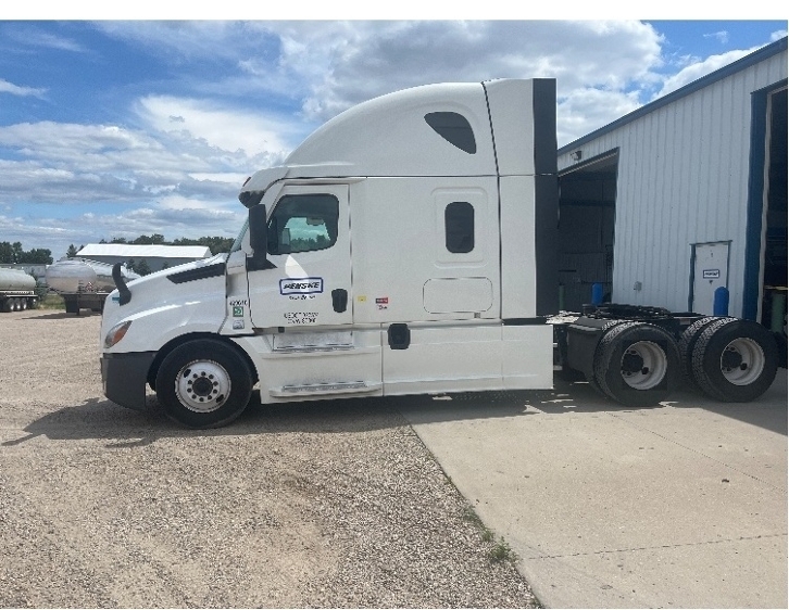 2022 Freightliner Cascadia in Eagan, MN — photo 4