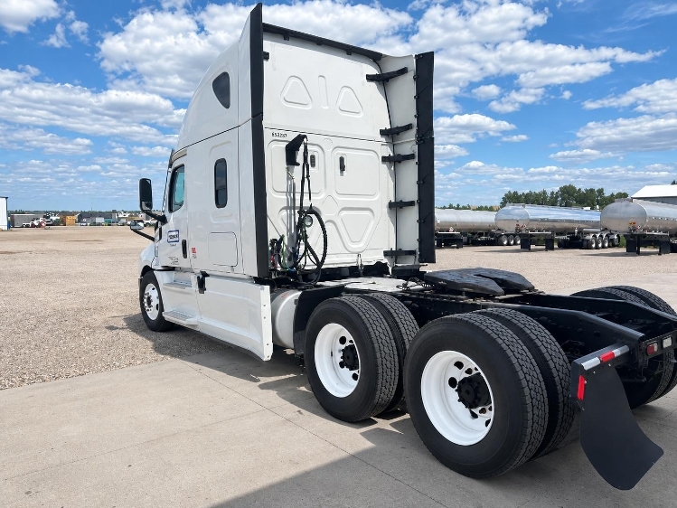 2022 Freightliner Cascadia in Eagan, MN — photo 5