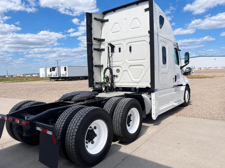2022 Freightliner Cascadia in Eagan, MN — photo 7