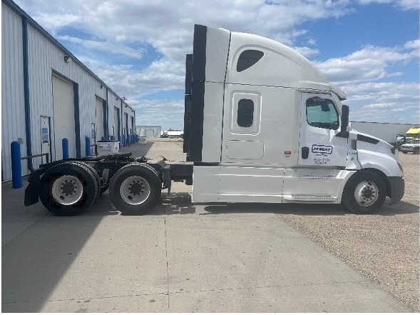 2022 Freightliner Cascadia in Eagan, MN — photo 8