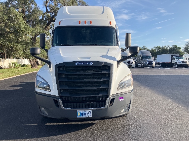 2022 Freightliner Cascadia in Tampa, FL — photo 2