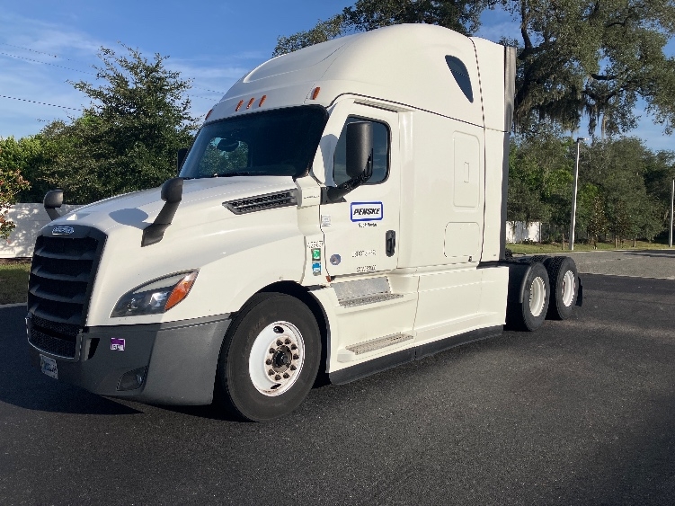 2022 Freightliner Cascadia in Tampa, FL — photo 3