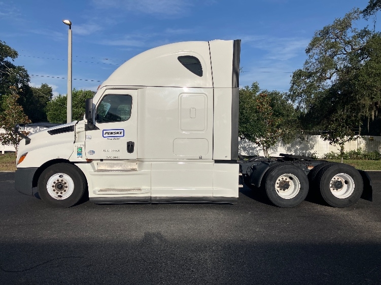 2022 Freightliner Cascadia in Tampa, FL — photo 4