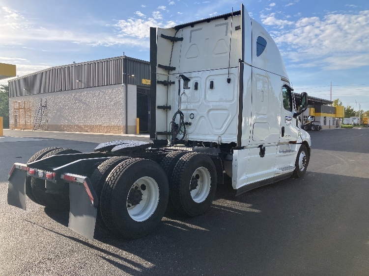 2022 Freightliner Cascadia in Tampa, FL — photo 7