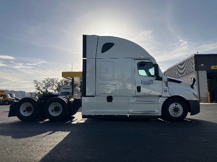 2022 Freightliner Cascadia in Tampa, FL — photo 8