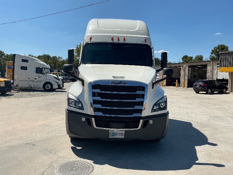 2022 Freightliner Cascadia in Lagrange, GA — photo 2