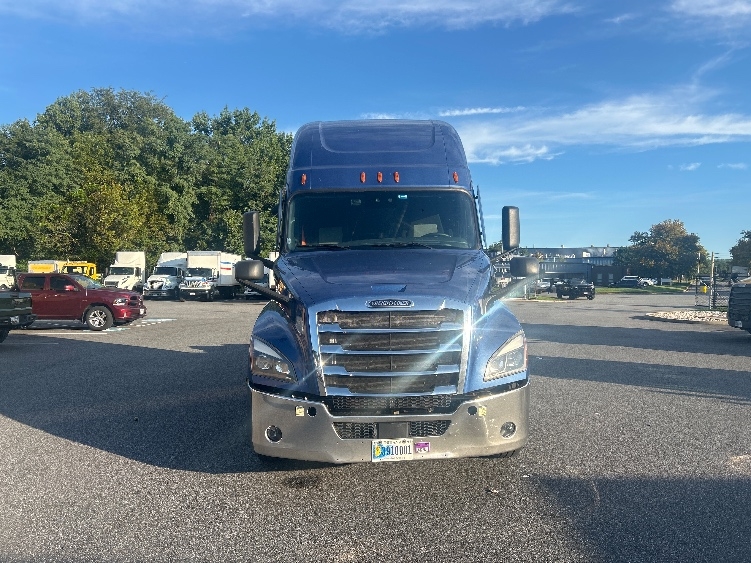 2022 Freightliner Cascadia in Belcamp, MD — photo 2