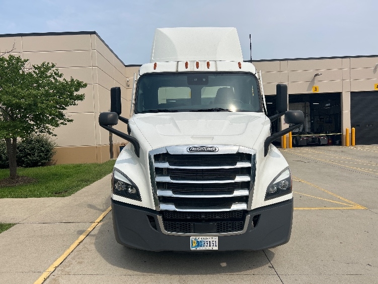 2022 Freightliner Cascadia in Plymouth, MI — photo 2