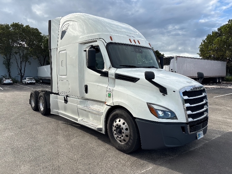 2022 Freightliner Cascadia in Medley, FL