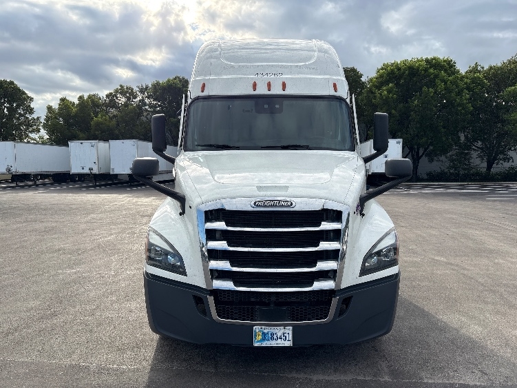 2022 Freightliner Cascadia in Medley, FL — photo 2