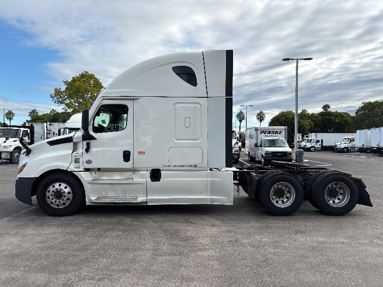 2022 Freightliner Cascadia in Medley, FL — photo 4
