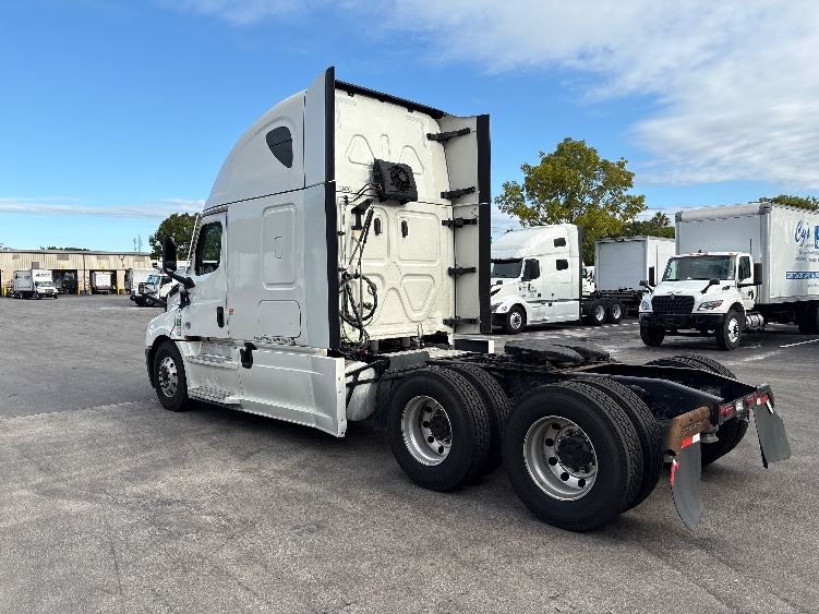 2022 Freightliner Cascadia in Medley, FL — photo 5