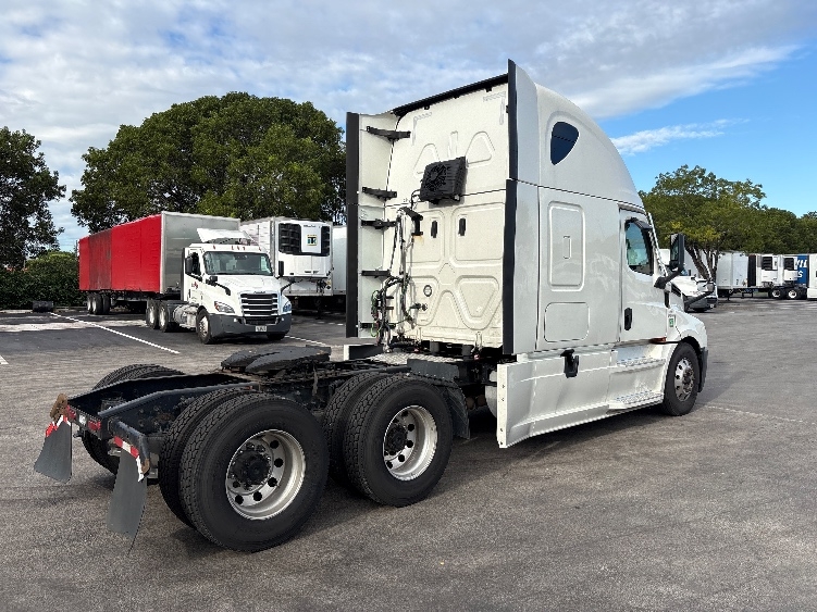 2022 Freightliner Cascadia in Medley, FL — photo 7