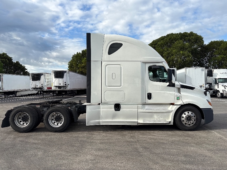 2022 Freightliner Cascadia in Medley, FL — photo 8