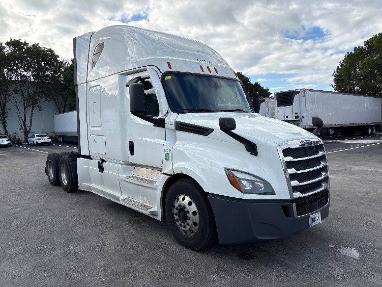 2022 Freightliner Cascadia in Medley, FL