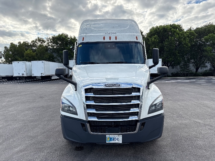 2022 Freightliner Cascadia in Medley, FL — photo 2