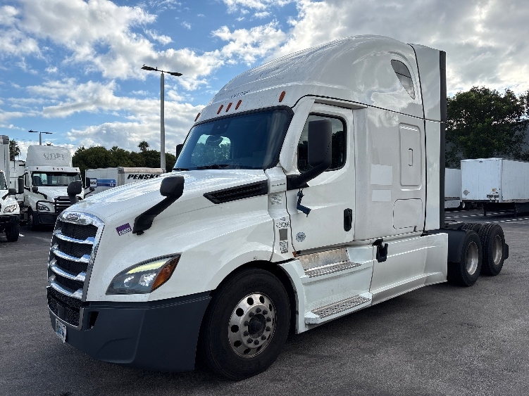2022 Freightliner Cascadia in Medley, FL — photo 3