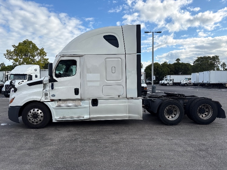 2022 Freightliner Cascadia in Medley, FL — photo 4