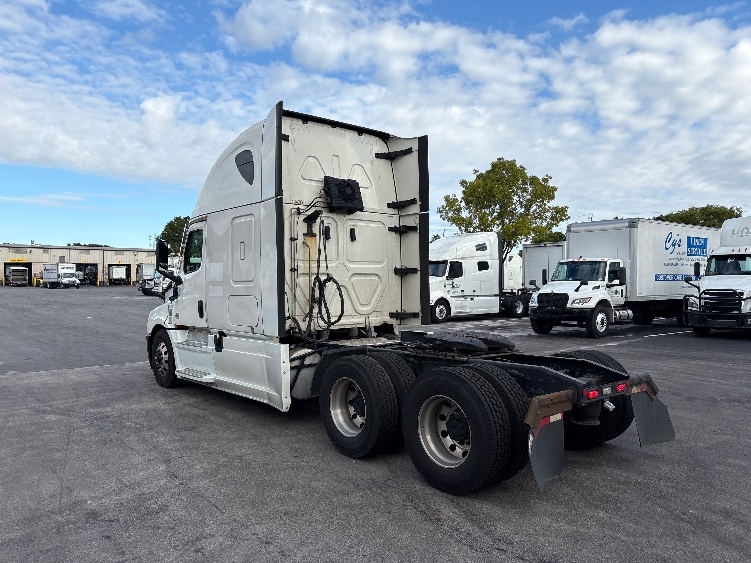 2022 Freightliner Cascadia in Medley, FL — photo 5