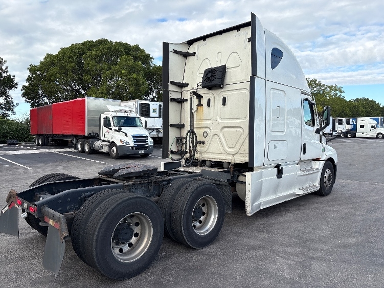 2022 Freightliner Cascadia in Medley, FL — photo 7