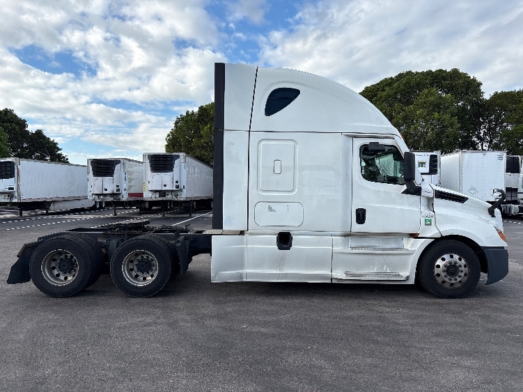 2022 Freightliner Cascadia in Medley, FL — photo 8