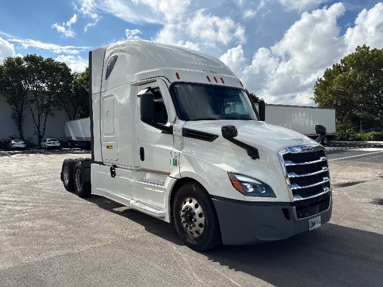2022 Freightliner Cascadia in Medley, FL