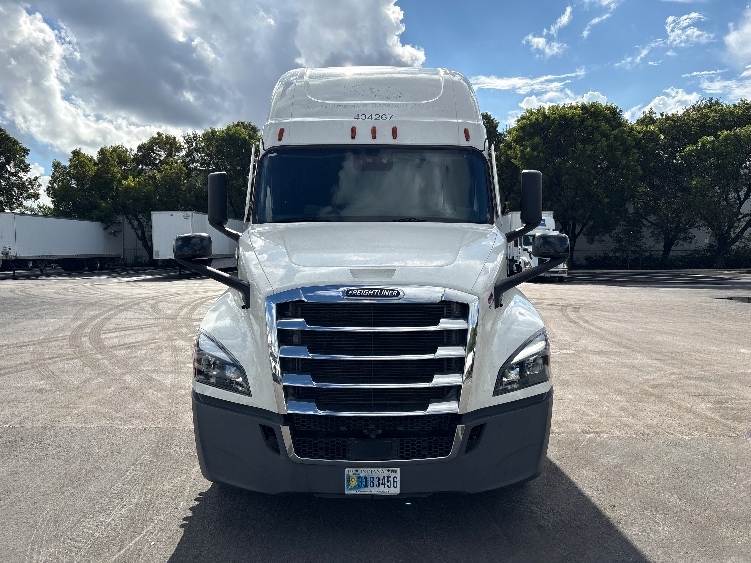 2022 Freightliner Cascadia in Medley, FL — photo 2