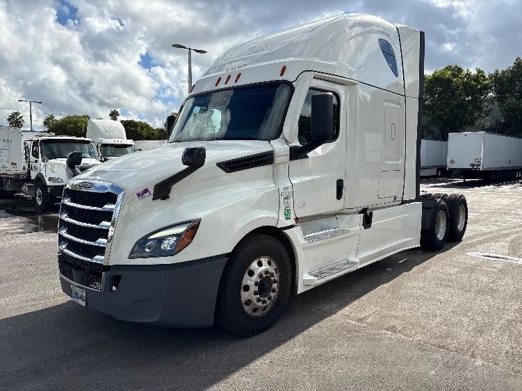 2022 Freightliner Cascadia in Medley, FL — photo 3