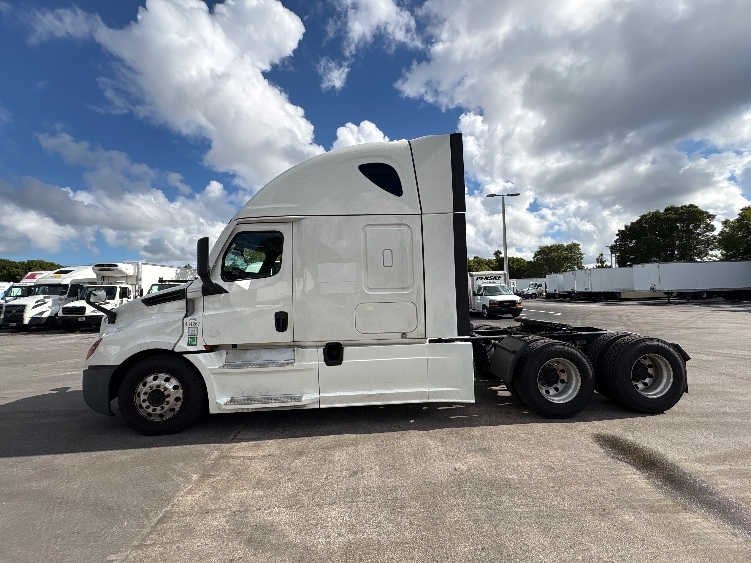 2022 Freightliner Cascadia in Medley, FL — photo 4