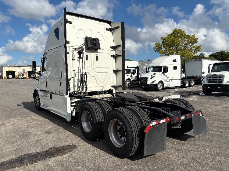 2022 Freightliner Cascadia in Medley, FL — photo 5