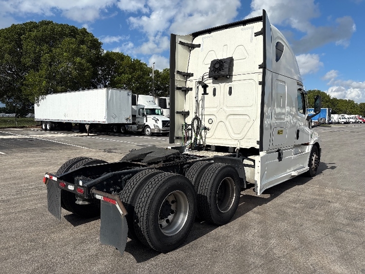 2022 Freightliner Cascadia in Medley, FL — photo 7