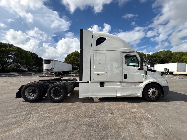 2022 Freightliner Cascadia in Medley, FL — photo 8