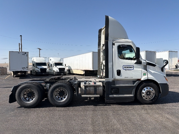 2022 Freightliner Cascadia in El Paso, TX — photo 8