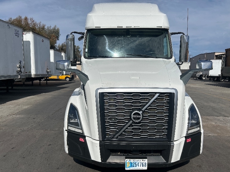 2022 Volvo VNL 760 in San Marcos, CA — photo 2