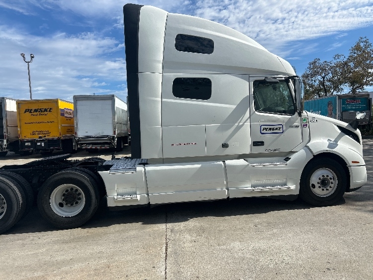 2022 Volvo VNL 760 in San Marcos, CA — photo 8