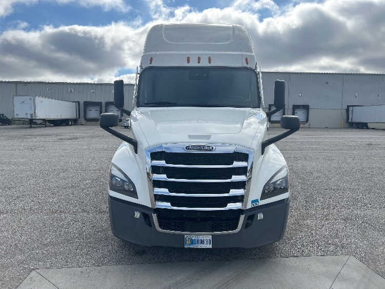 2022 Freightliner Cascadia in Warren, MI — photo 2