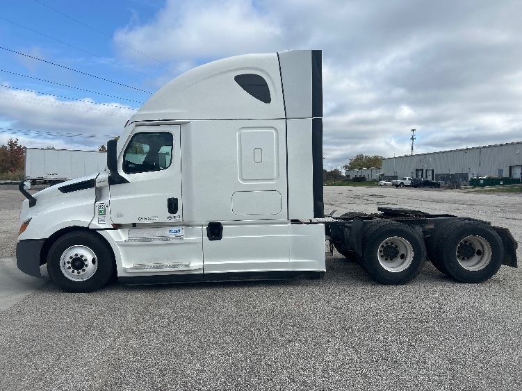 2022 Freightliner Cascadia in Warren, MI — photo 4