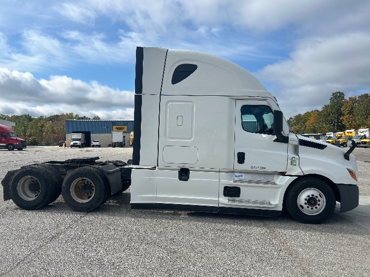 2022 Freightliner Cascadia in Warren, MI — photo 8